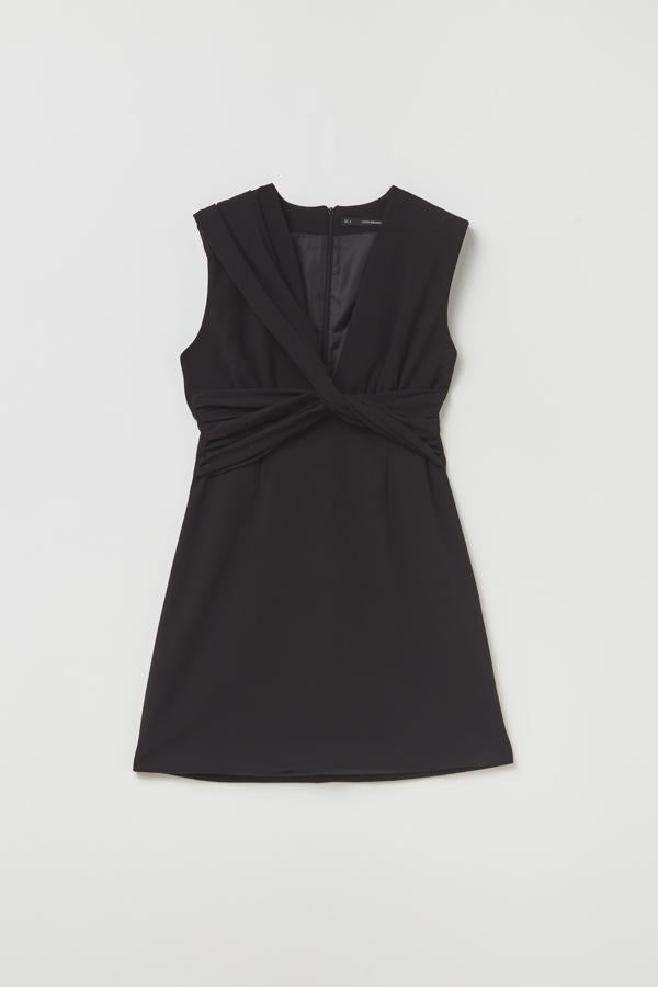 Little black dress – La maleta todoterreno de Semana Santa. El vestido negro es el mejor aliado de una mujer independientemente del estilo que se tenga, y con los accesorios adecuados puede cobrar uno y otro sentido sin apenas esfuerzo. Por ejemplo este de Sfera puede lucirse con estilettos, sandalias planas o zapatillas y resultar igual de llamativo en los tres casos. Precio: 35,99€.