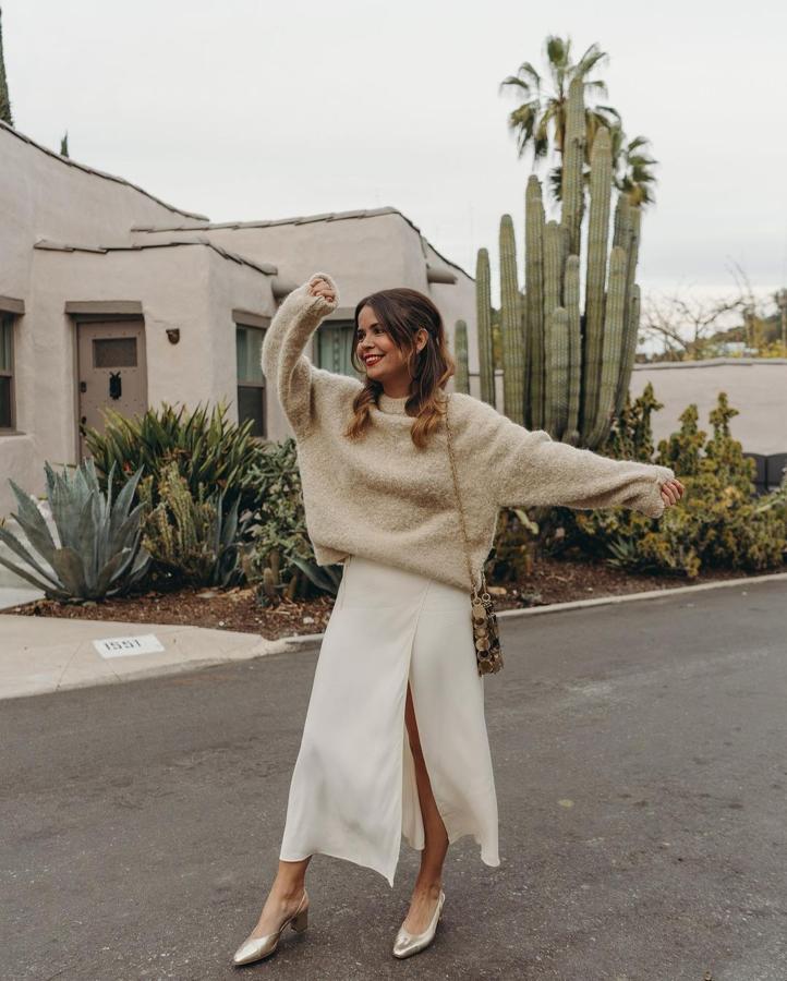 La maleta de Semana Santa, un quebradero de cabeza. La Semana Santa cada vez está más cerca y como todos los años, las inclemencias meteorológicas traen múltiples quebraderos de cabeza a la hora de elegir destino. Uno de los problemas que surgen a la hora de organizar la escapada consiste en decidir qué incluir en la maleta, y aunque el lugar resulte clave para valorar dicha cuestión, hay una serie de básicos capaces de resolver todo tipo de situaciones, independientemente de si hace frío, llueva, o por el contrario, esté soleado. No puede faltar una gabardina -un clásico que nunca falla- igual que un jersey fino ante lo que pueda pasar, unos vaqueros todoterreno, un vestido negro cuando se busque ir más arreglada o una blusa estampada para dar un aire alegre al look. A continuación se recopilan los diez imprescindibles para acertar y encontrar siempre una solución elegante.