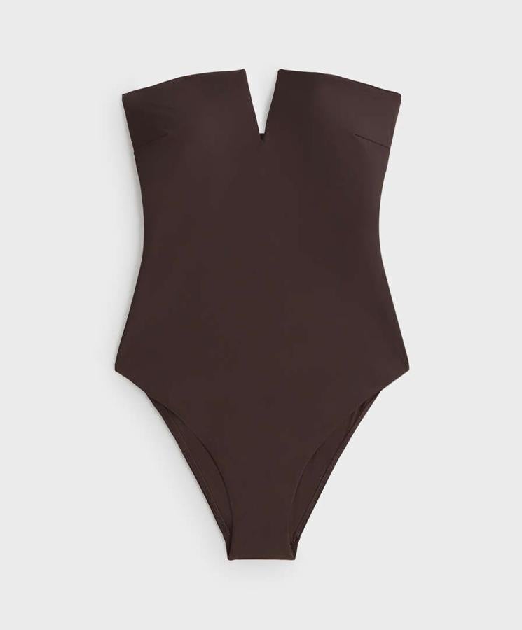 Bañador ‘body’ – La maleta todoterreno de Semana Santa. Bañador ‘bandeau’ con escote en uve, sin costuras, en marrón chocolate, de Oysho. Su diseño minimalista permite llevarlo como si fuera un body en el caso de que al final no se vaya a la playa. El tejido se adapta a la figura y la realza creando un efecto instantáneo de esbeltez. Precio: 35,90€.