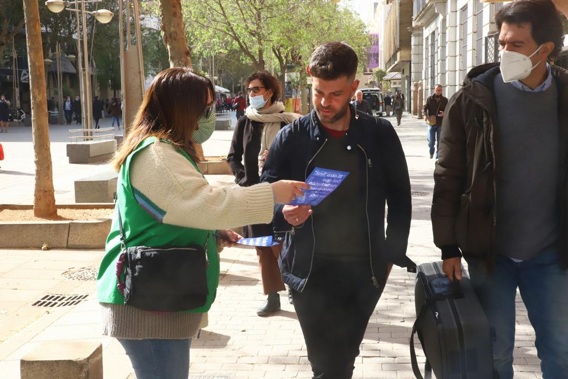 La campaña de la Aecc sobre el cribado de cáncer de colon en el Bulevar, en imágenes