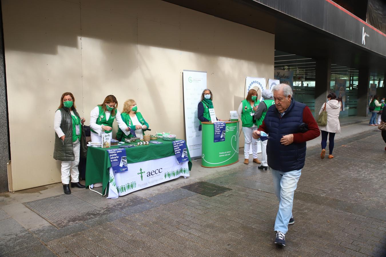 La campaña de la Aecc sobre el cribado de cáncer de colon en el Bulevar, en imágenes