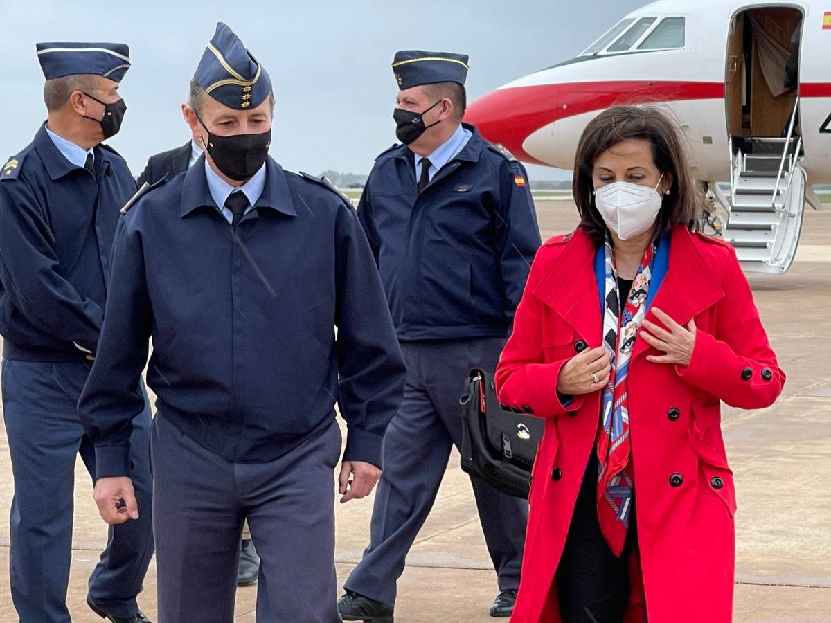 Margarita Robles agradece al Ejército del Aire la preparación de la ayuda a Ucrania en la Base de Morón