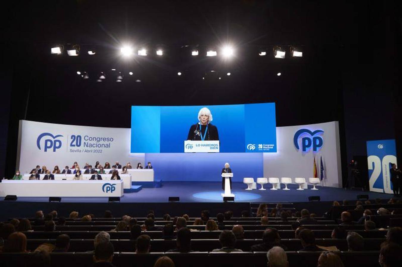 La presidenta del Congreso del PP, Teófila Martínez, durante su discurso. 