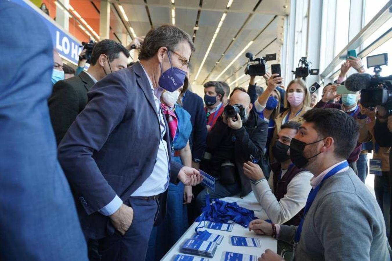 Feijóo recoge su acta al llegar al Congreso. 