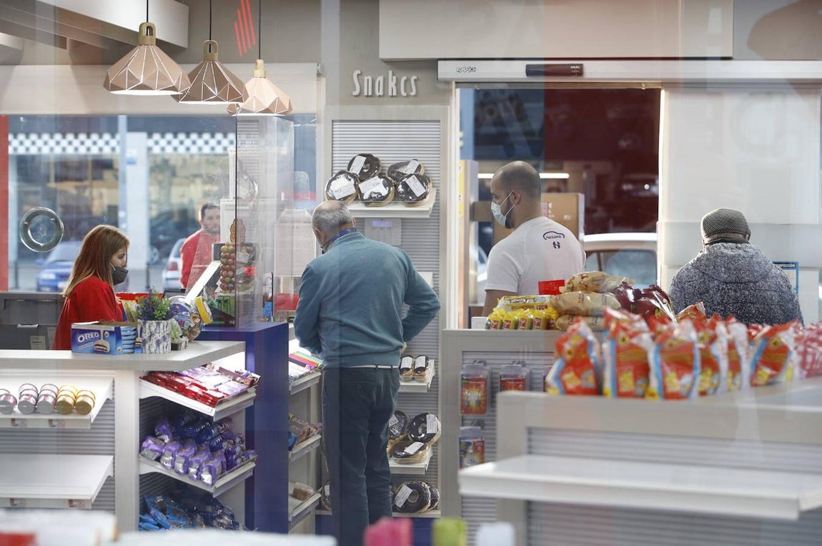 El primer día de descuentos en las gasolineras de Córdoba, en imágenes