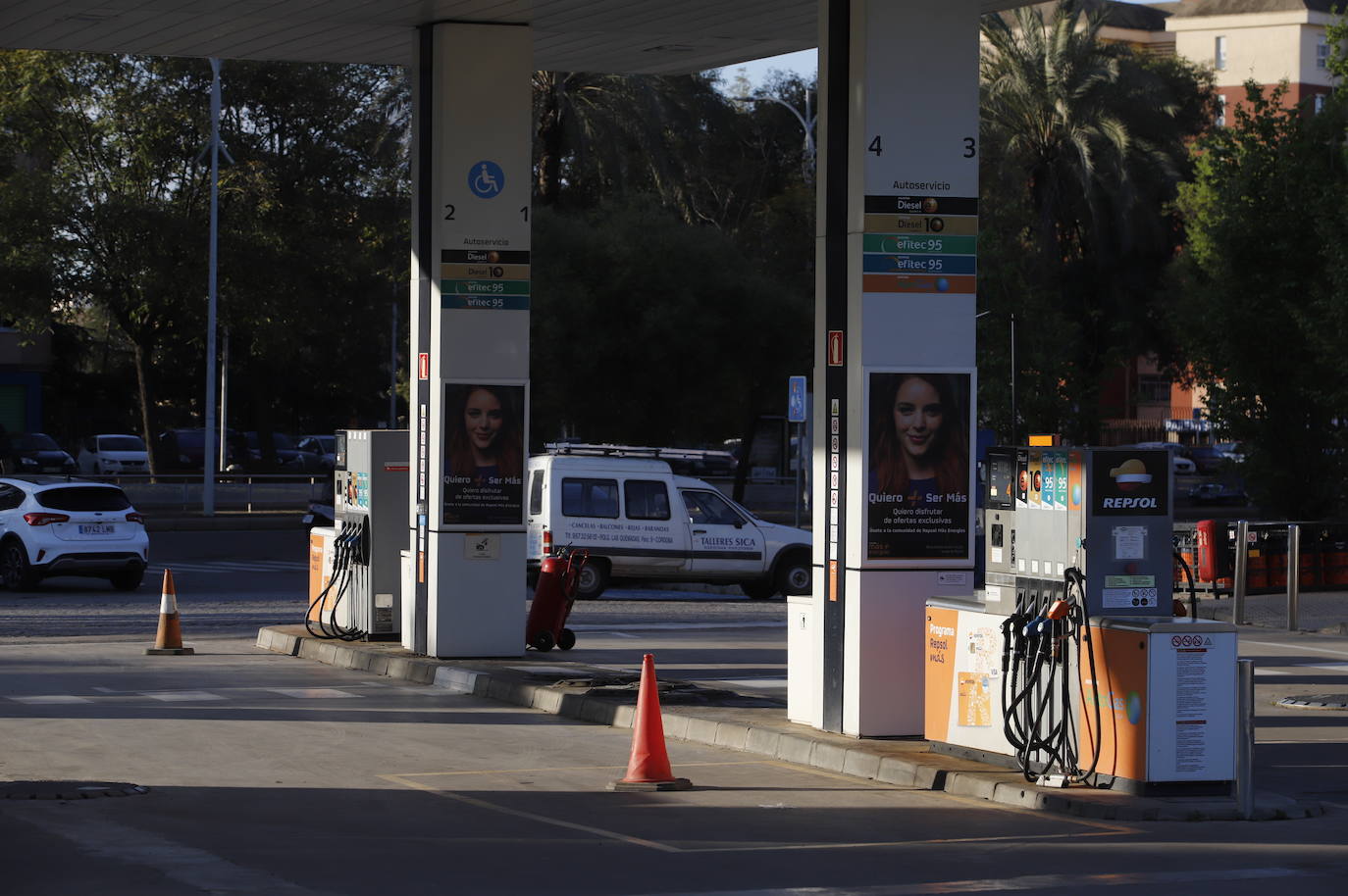 El primer día de descuentos en las gasolineras de Córdoba, en imágenes