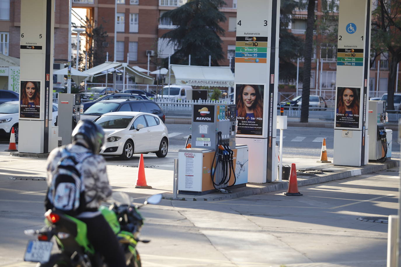 El primer día de descuentos en las gasolineras de Córdoba, en imágenes