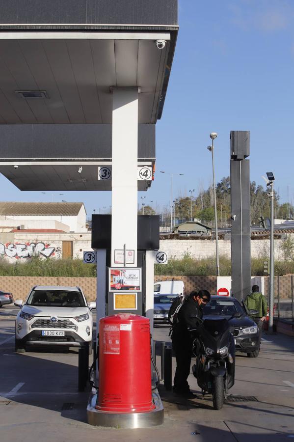 El primer día de descuentos en las gasolineras de Córdoba, en imágenes