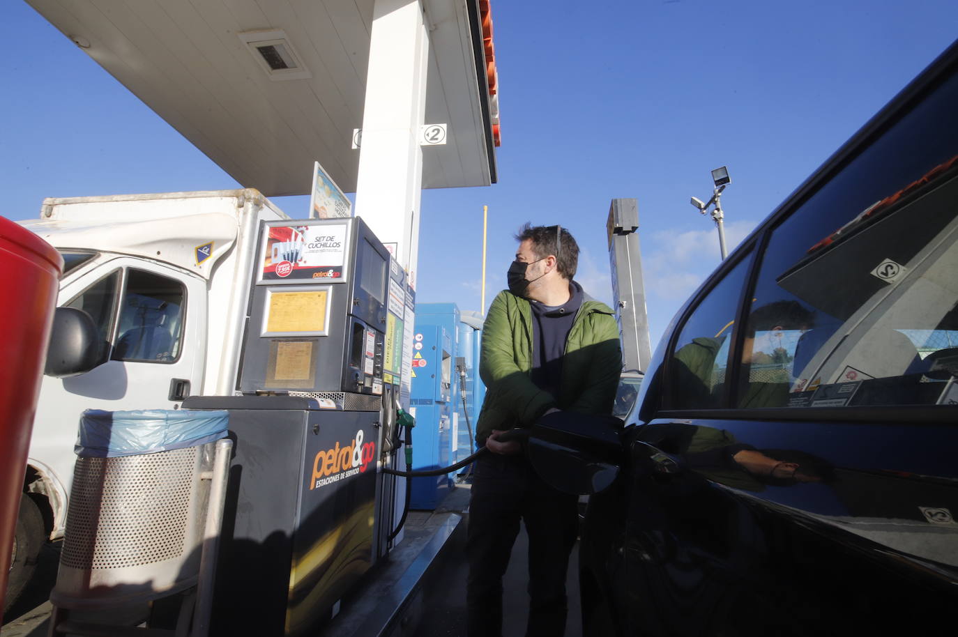 El primer día de descuentos en las gasolineras de Córdoba, en imágenes