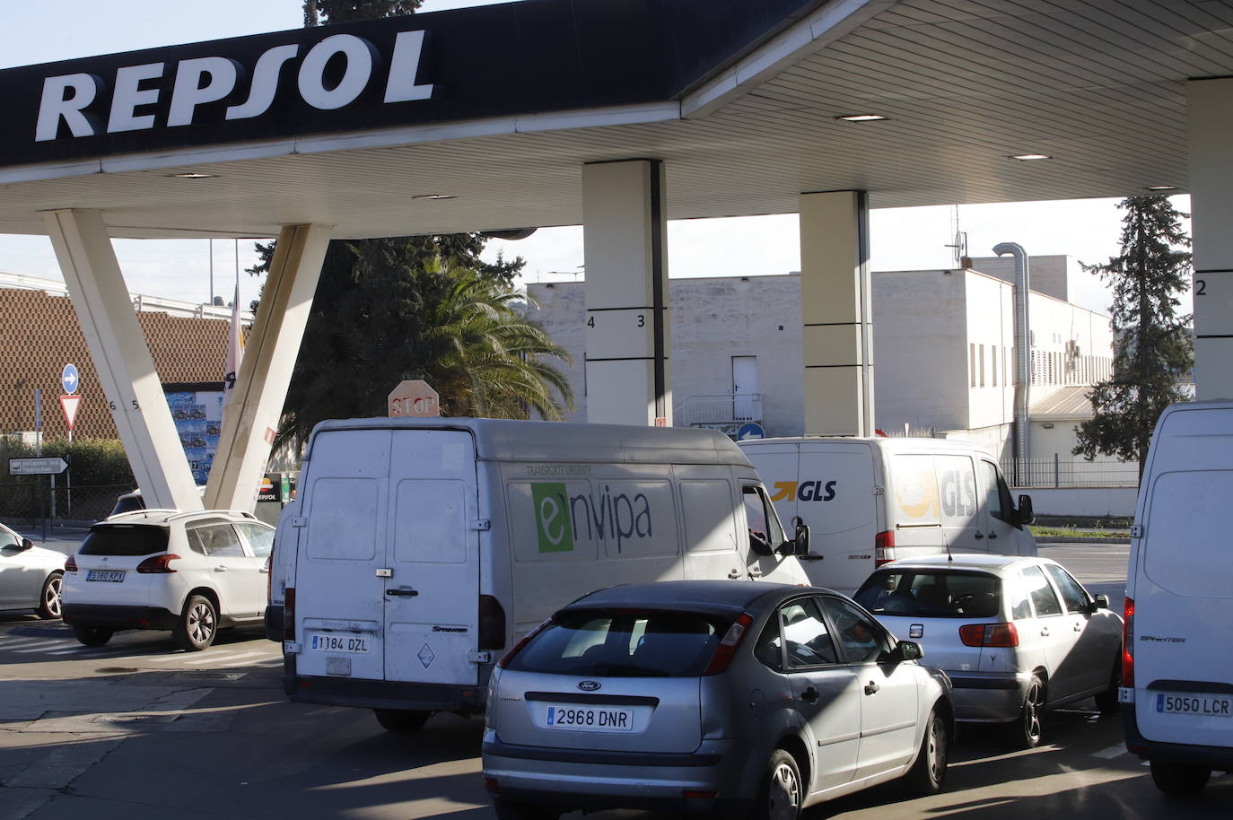 El primer día de descuentos en las gasolineras de Córdoba, en imágenes