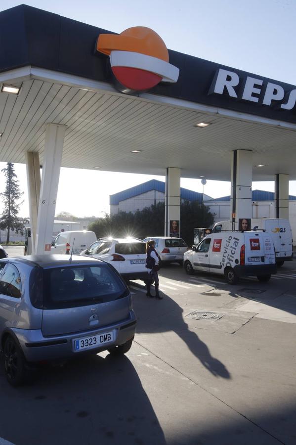 El primer día de descuentos en las gasolineras de Córdoba, en imágenes