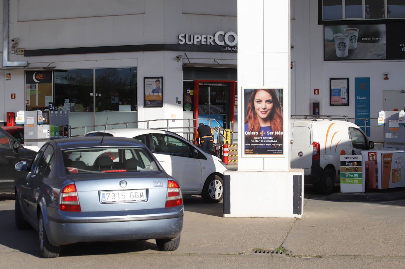 El primer día de descuentos en las gasolineras de Córdoba, en imágenes