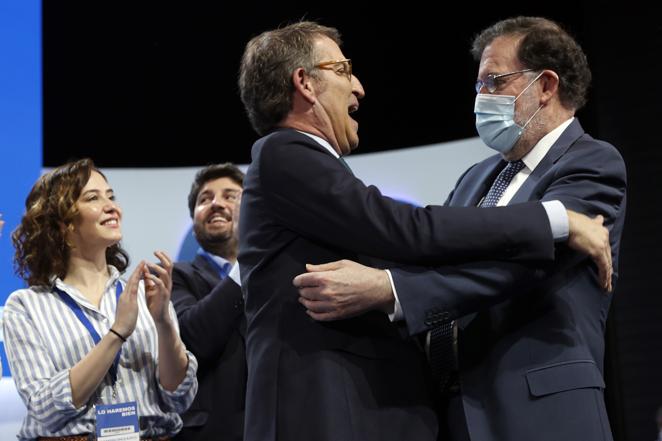 Núñez Feijóo y Mariano Rajoy se abrazan tras la elección del primero. 