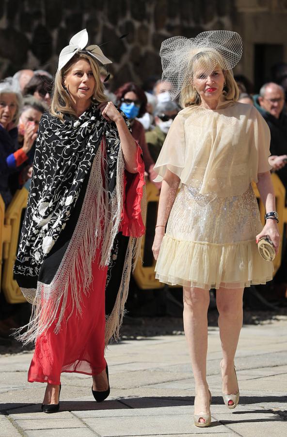 María Chávarri, tía del novio, lució un elegante mantón de Manila. 