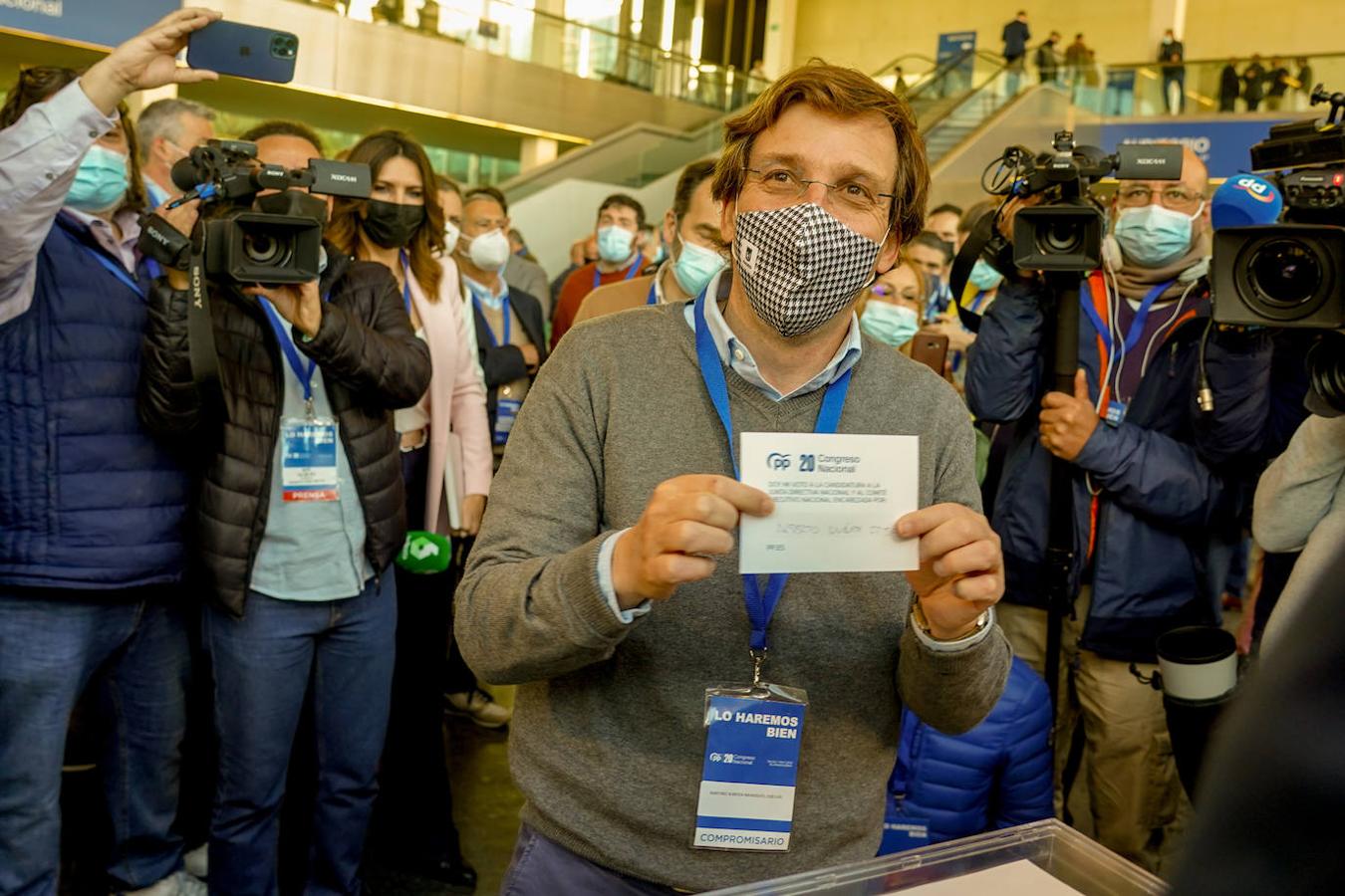 El alcalde madrileño, José Luis Martínez-Almeida, muestra su voto a Alberto Núñez Feijóo ante las cámaras. 