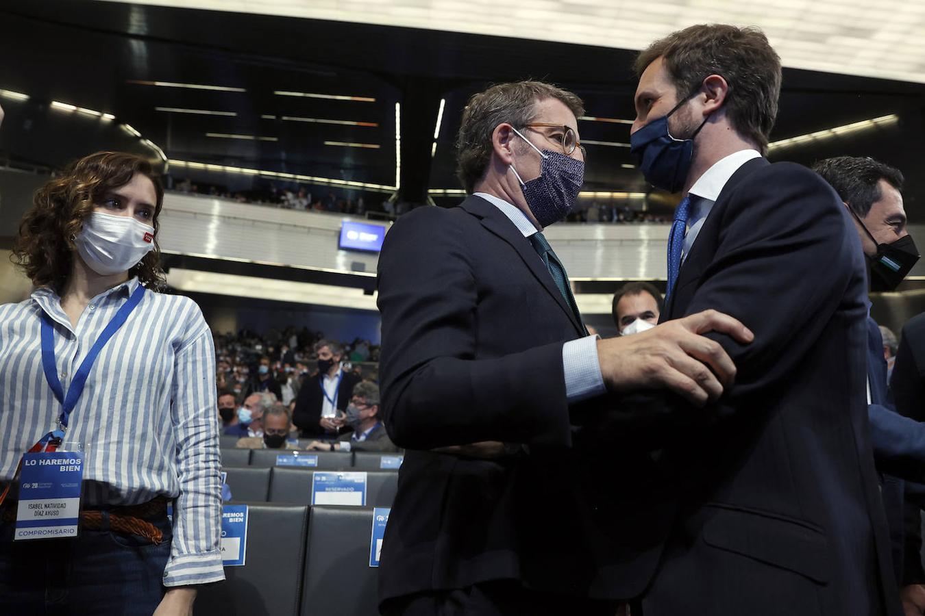 Núñez Feijóo saluda a Pablo Casado bajo la atenta mirada de Isabel Díaz Ayuso. 