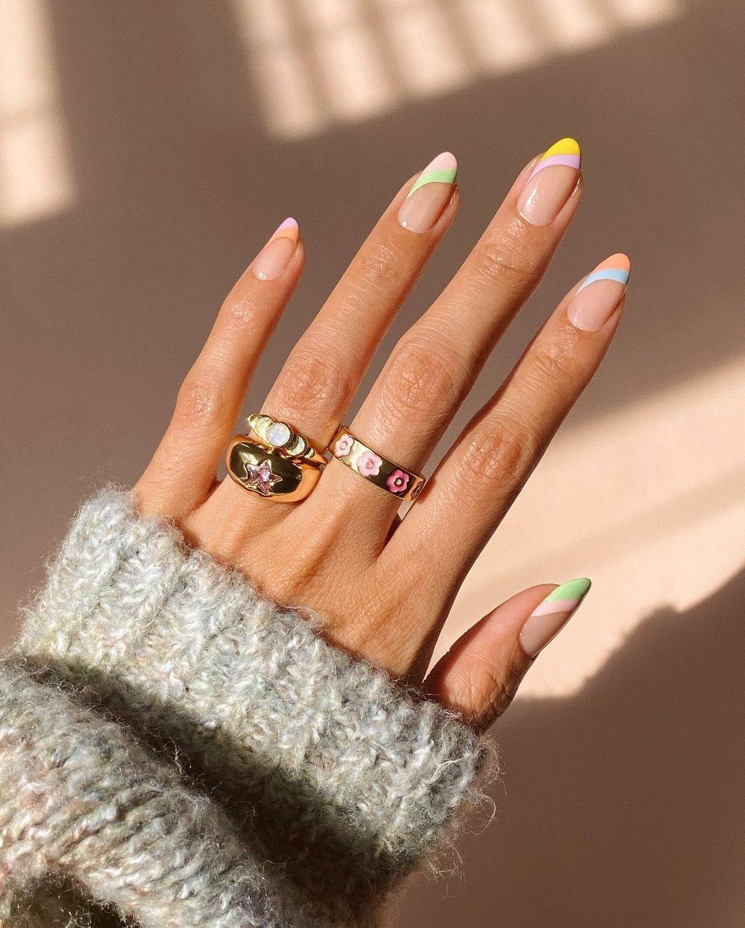 Manicura francesa multicolor. Otro diseño, elegante y original, es esta manicura francesa multicolor, que combina los tonos pastel con los más vibrantes como el amarillo y el naranja. (Instagram @overglowedit).