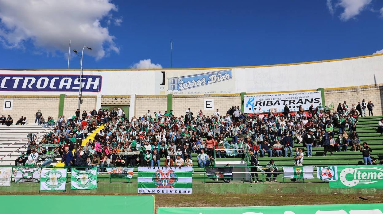 El ambientazo de la afición del Córdoba CF en Cáceres, en imágenes