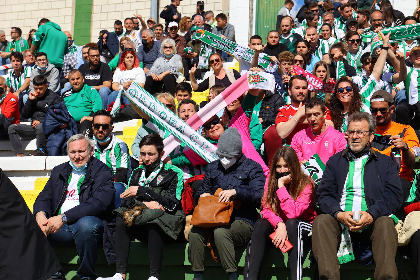 El ambientazo de la afición del Córdoba CF en Cáceres, en imágenes