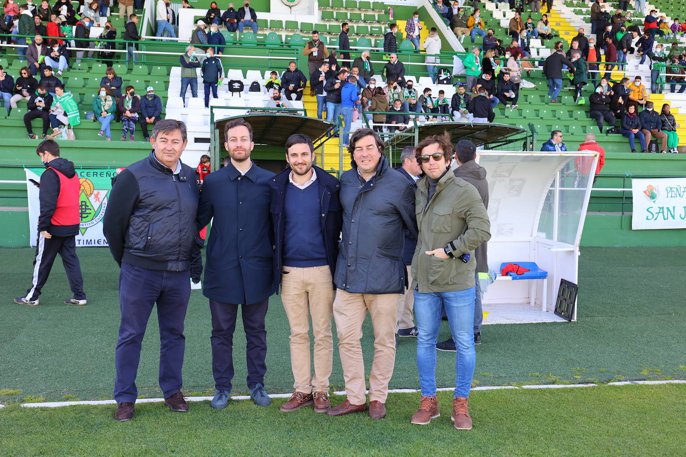 El ambientazo de la afición del Córdoba CF en Cáceres, en imágenes