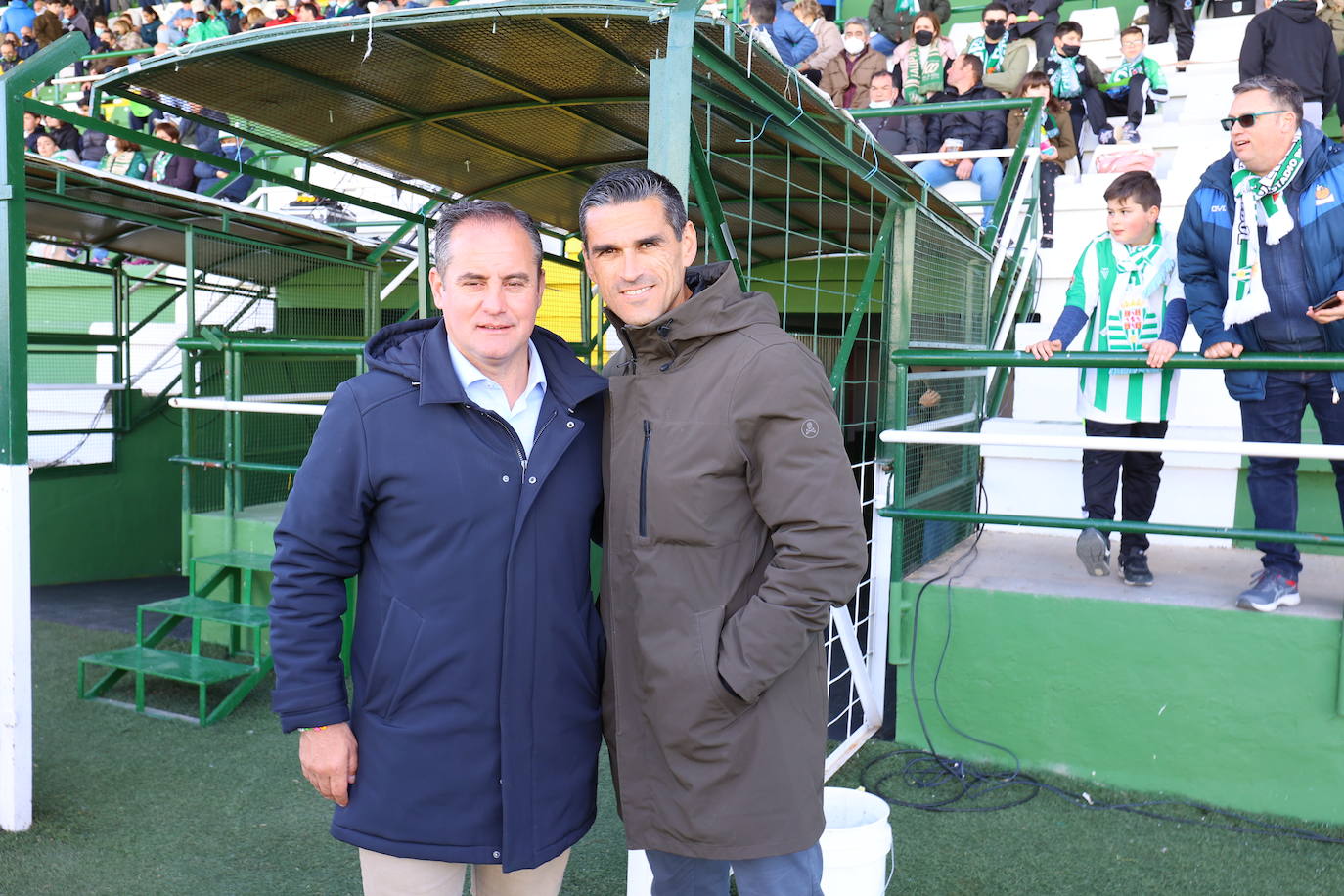 El ambientazo de la afición del Córdoba CF en Cáceres, en imágenes