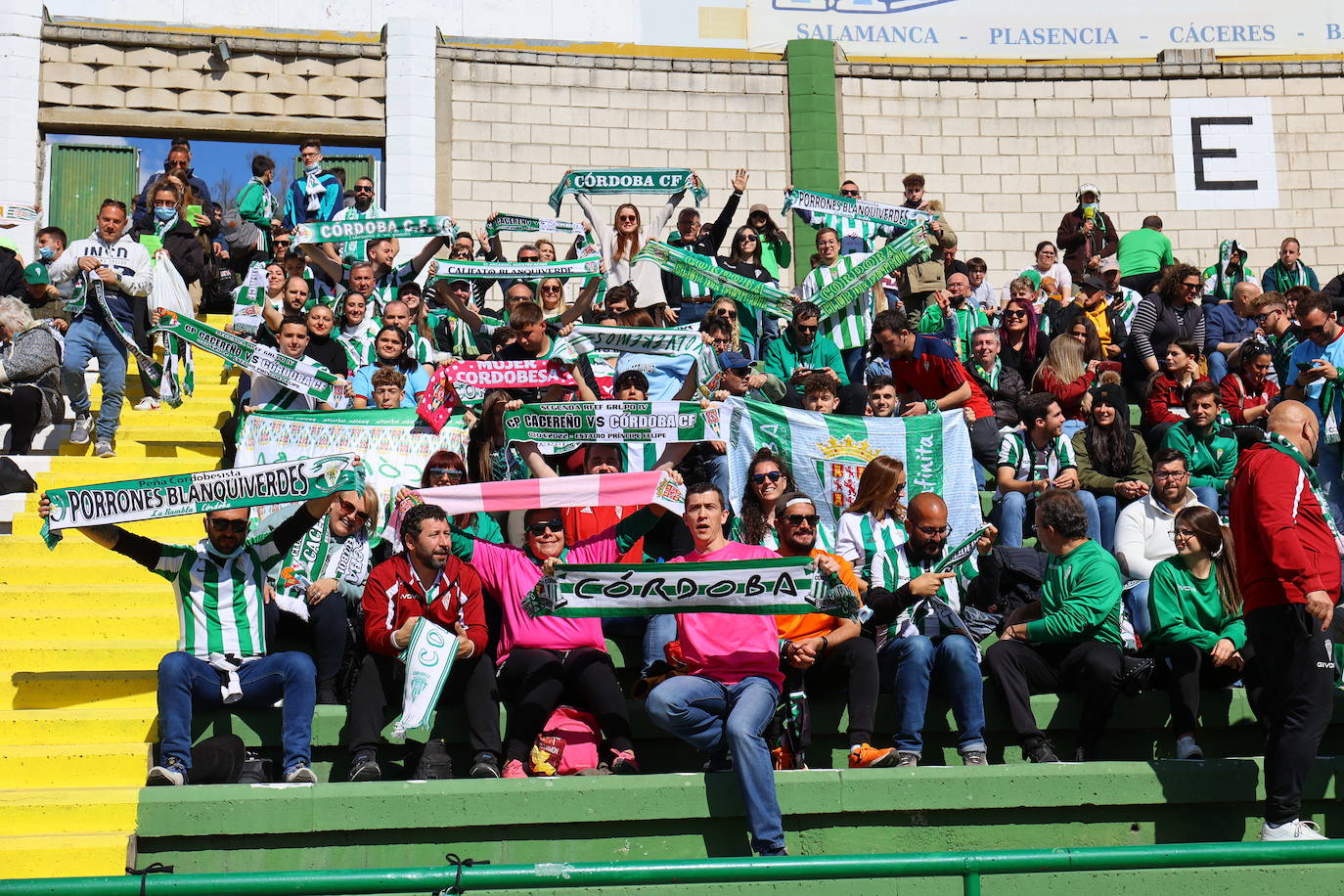 El ambientazo de la afición del Córdoba CF en Cáceres, en imágenes