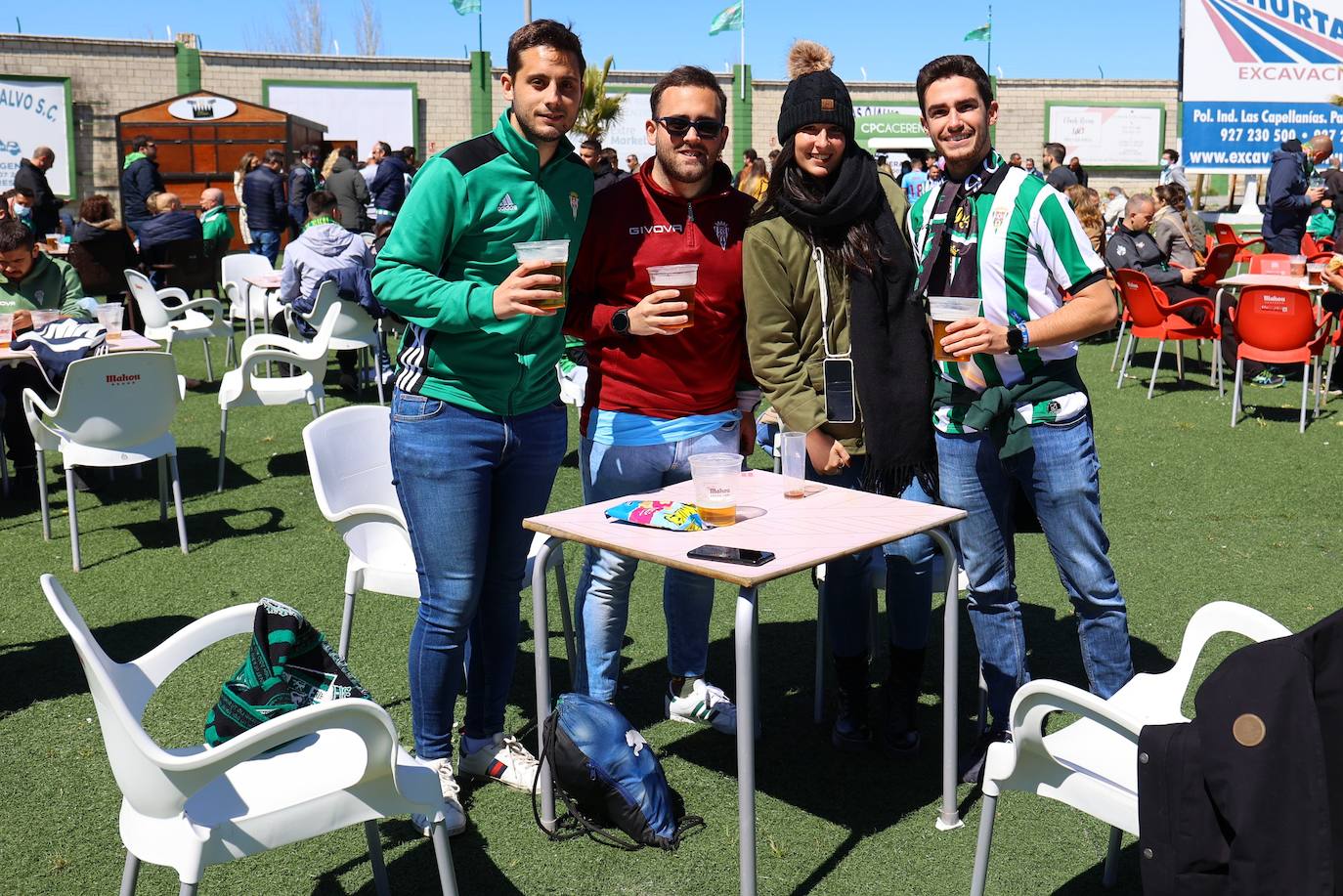 El ambientazo de la afición del Córdoba CF en Cáceres, en imágenes