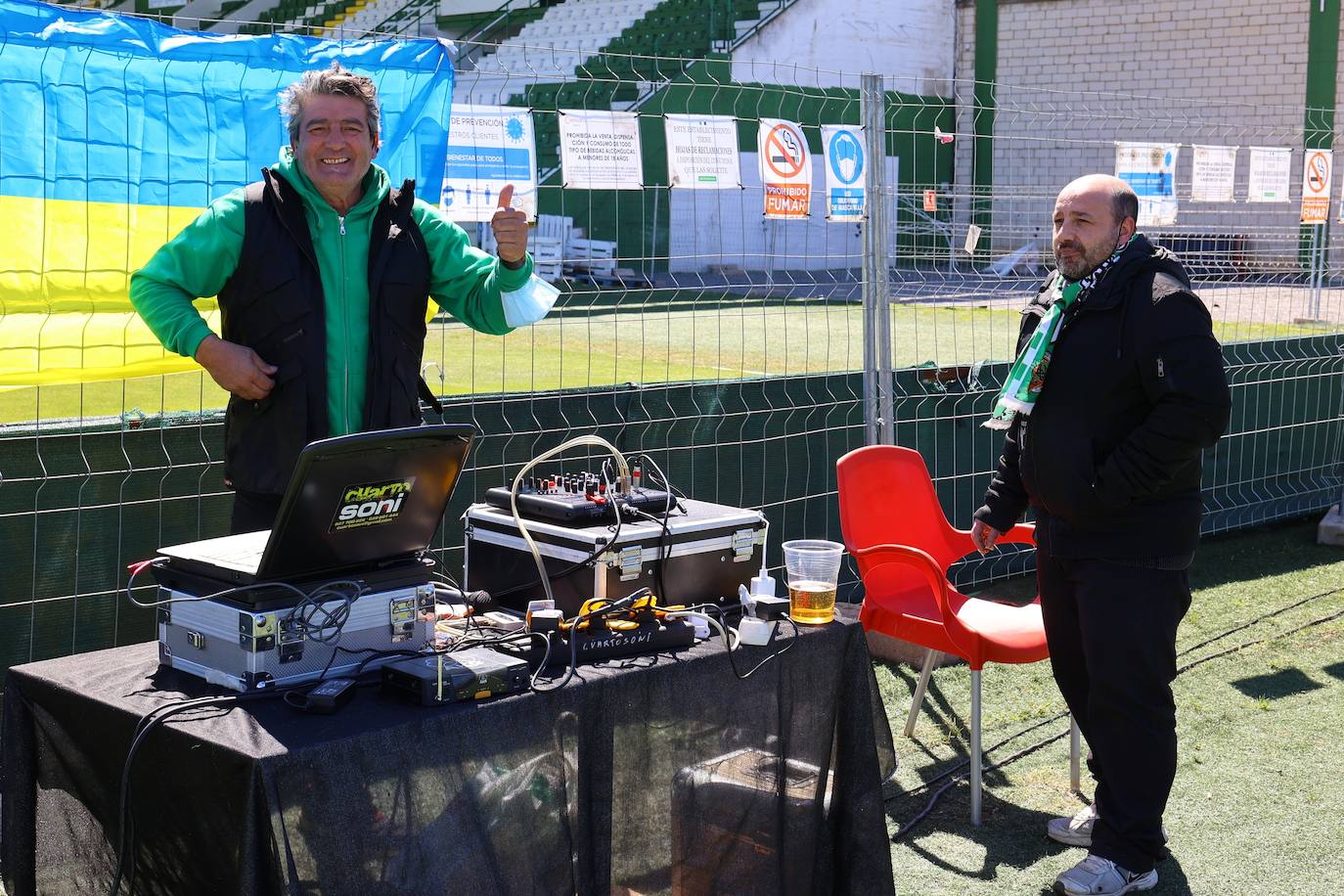 El ambientazo de la afición del Córdoba CF en Cáceres, en imágenes