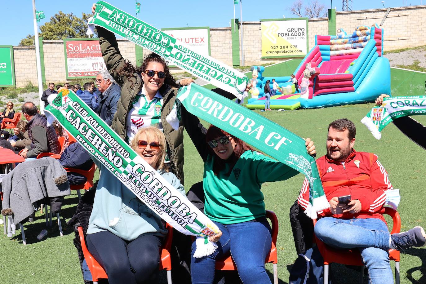 El ambientazo de la afición del Córdoba CF en Cáceres, en imágenes