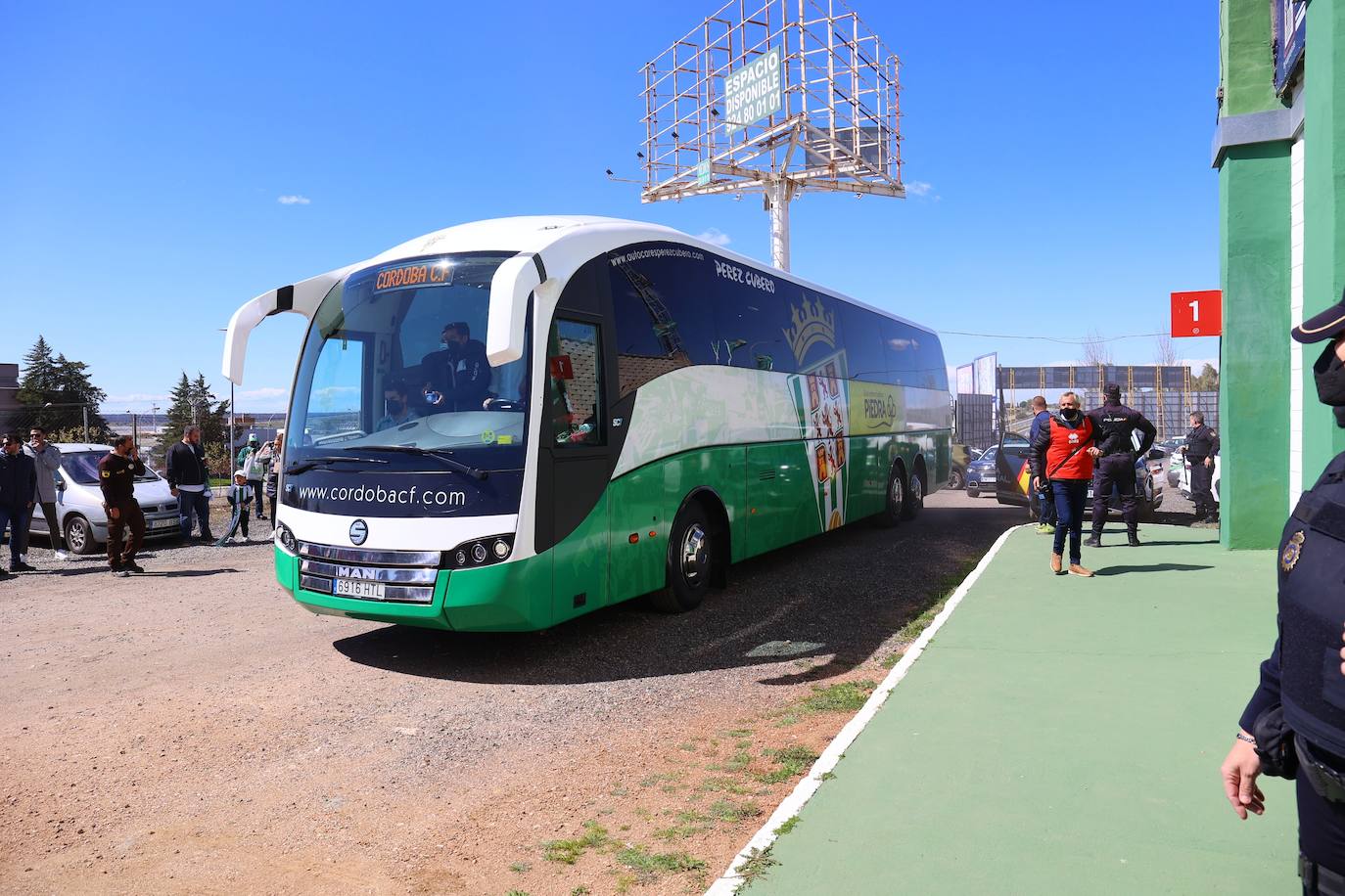 El ambientazo de la afición del Córdoba CF en Cáceres, en imágenes