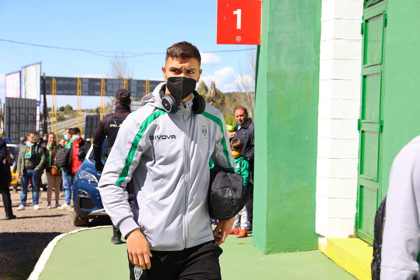 El ambientazo de la afición del Córdoba CF en Cáceres, en imágenes