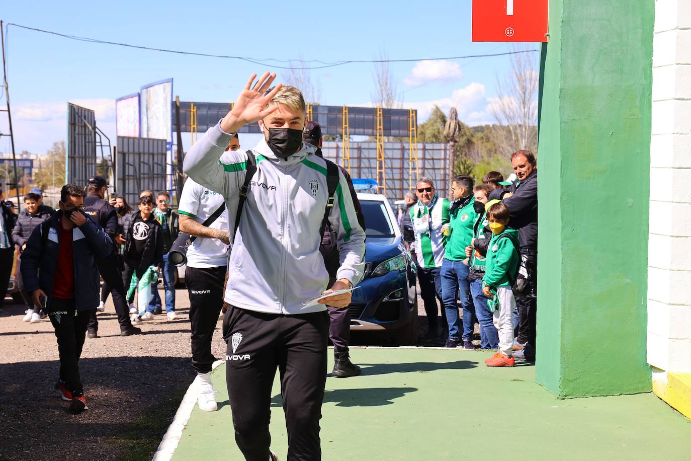 El ambientazo de la afición del Córdoba CF en Cáceres, en imágenes