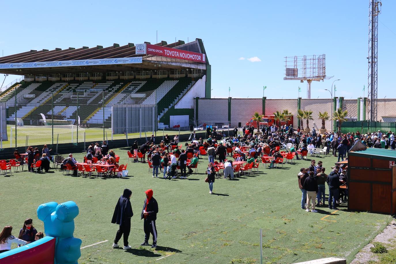 El ambientazo de la afición del Córdoba CF en Cáceres, en imágenes