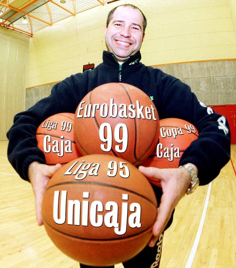 Repaso visual por la vida de Javier Imbroda, primero como entrenador de baloncesto y luego como consejero de Educación y Deportes. AGENCIAS / ABC