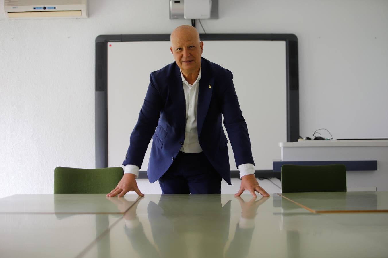 Repaso visual por la vida de Javier Imbroda, primero como entrenador de baloncesto y luego como consejero de Educación y Deportes. AGENCIAS / ABC