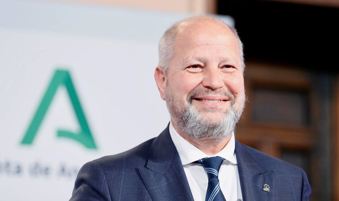 Repaso visual por la vida de Javier Imbroda, primero como entrenador de baloncesto y luego como consejero de Educación y Deportes. AGENCIAS / ABC