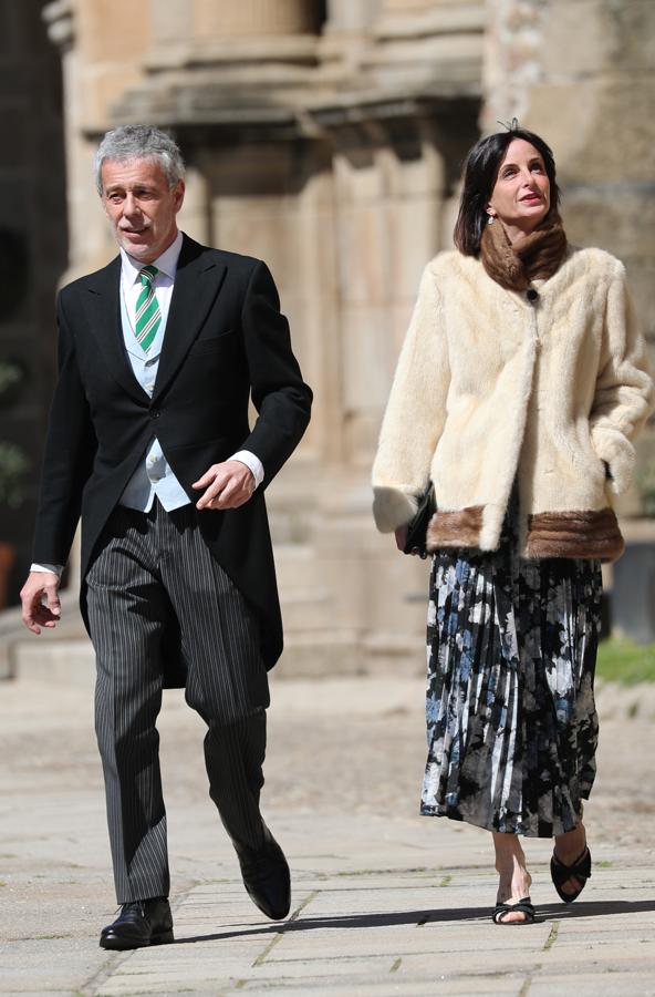 Marta Fitz James - Los invitados a la boda de Isabelle Junot y Álvaro Falcó. Apostó por un diseño plisado con flores en tonos azules al que añadió una chaqueta de pelo beige.