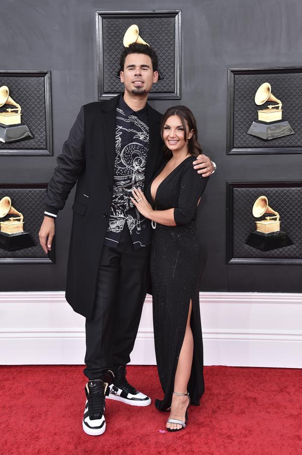 Afrojack y Elettra Lamborghini - Alfombra roja de los Grammy 2022. Hicieron del negro su elección, ella con un atrevido vestido con una abertura lateral y prununciado escote en uve.
