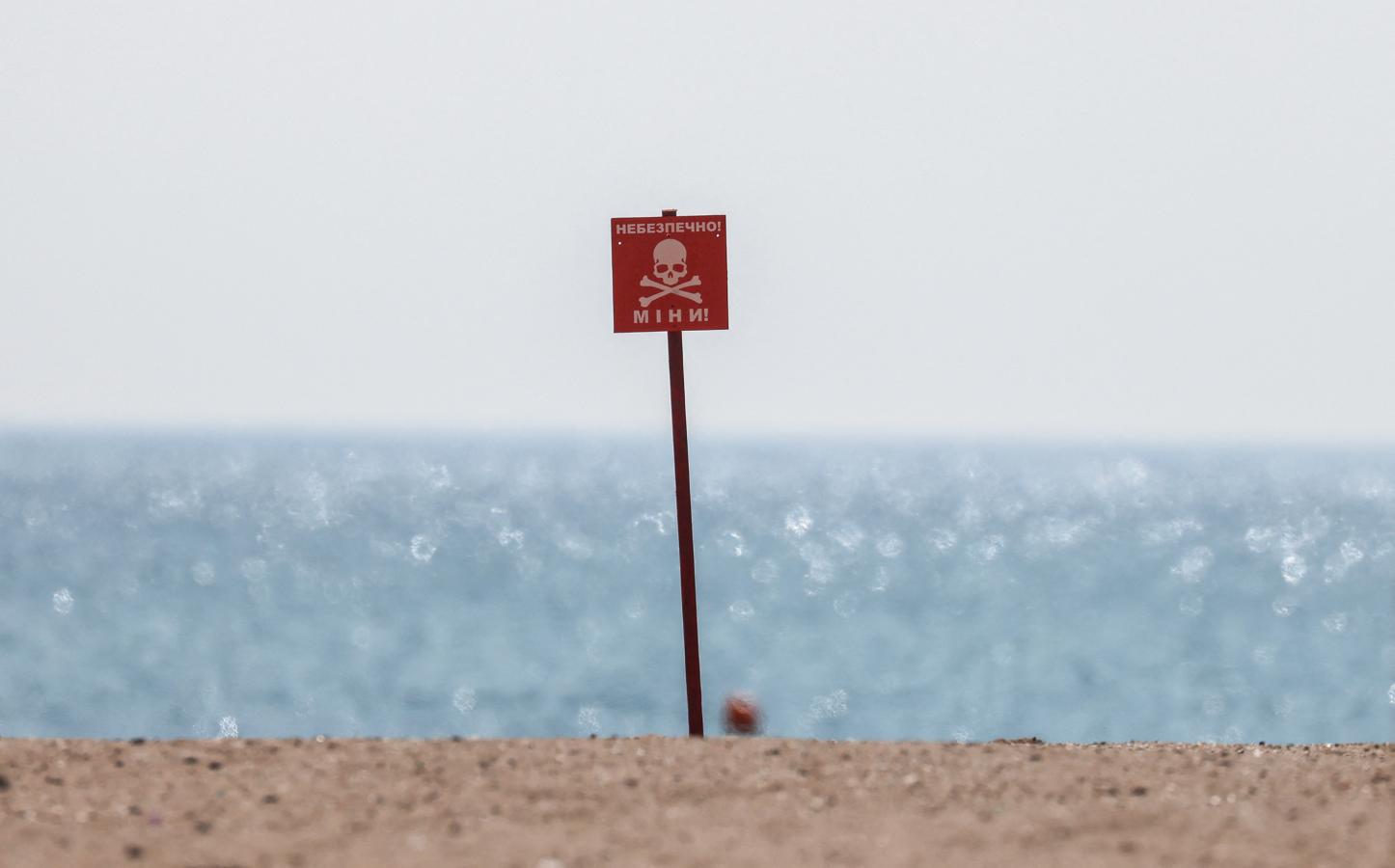 Una señal avisa de la presencia de minas en una playa de Odesa. 