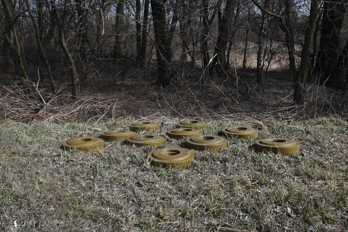 Varias minas acumuladas después de que las tropas rusas abandonasen el territorio. 