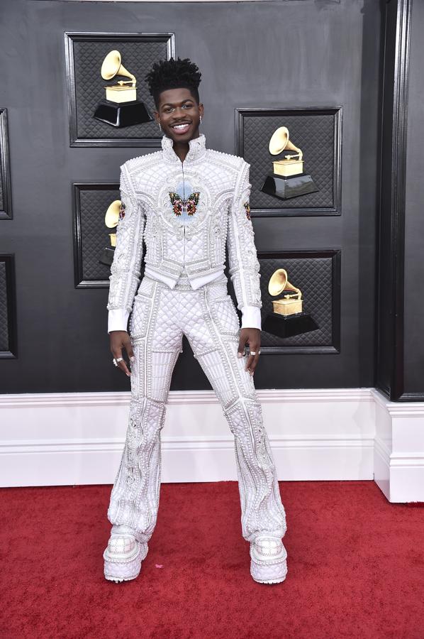 Lil Nas X - Alfombra roja de los Grammy 2022. Un estilismo futurista realizado por Balmain que comboinaba todo tipo de pedrería y paillettes con unos patrones muy marcados.