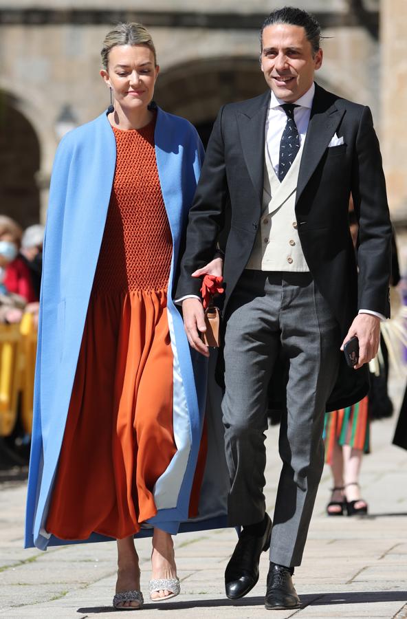Marta Ortega y Carlos Torretta - Los invitados a la boda de Isabelle Junot y Álvaro Falcó. El palacio del marqués de Mirabel (Plasencia) acogió el pasado sábado una de las bodas más esperadas de la aristocracia del país, el enlace entre Álvaro Falcó e Isabelle Junot, que congregó a más de 200 invitados entre los que figuraron conocidos rostros como Marta Ortega, Eugenia Silva o Vega Royo Vilanova. Como era de esperar, los estilismos elegidos fueron analizados con lupa, entre los que destacan los que se resumen a continuación, que además pueden servir de inspiración de cara a los eventos y celebraciones primaverales. En la imagen, Marta Ortega y Carlos Torretta; ella eligió un vestido anaranjado con nido de abeja y falda vaporosa que combinó con un abrigo-capa azul celeste y sandalias con lentejuelas.