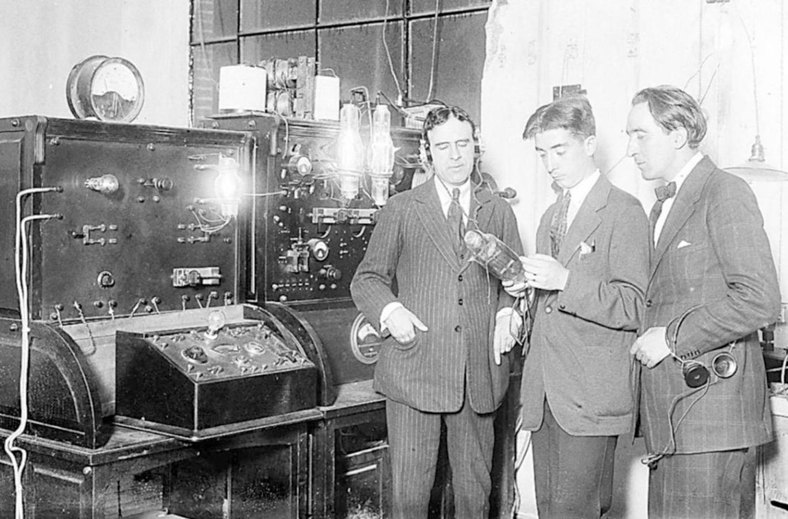 Sala de control de Radio Ibérica. En el centro, el técnico Adolfo de la Riva. A la derecha, el periodista Arturo Pérez Camarero. Foto de Alfonso Sánchez Portela. Archivo General de la Administración. 