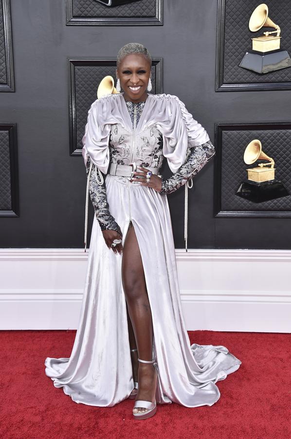 Cynthia Erivo - Alfombra roja de los Grammy 2022. De plateado y Louis Vuitton.