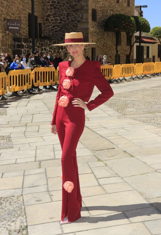 Vega Royo Vilanova - Los invitados a la boda de Isabelle Junot y Álvaro Falcó. Apostó por un dos piezas rojo de Redondo Brand con flores tridimensionales bordadas de color salmón compuesto por unos pantalones acampanados y una torera. Remató su elección con unos stilettos rosa empolvado y una pamela de rafia de Mimoki.