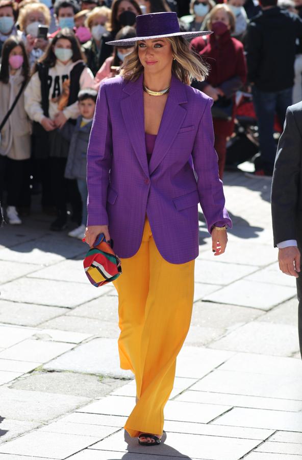 Prisca Pérez Pla de Alvear - Los invitados a la boda de Isabelle Junot y Álvaro Falcó. Muy colorida con un traje oversize de corte masculino en mostaza y violeta al que añadió un coloiido bolso inspirado en el diseño de un pañuelo y una pamela del mismo tono.