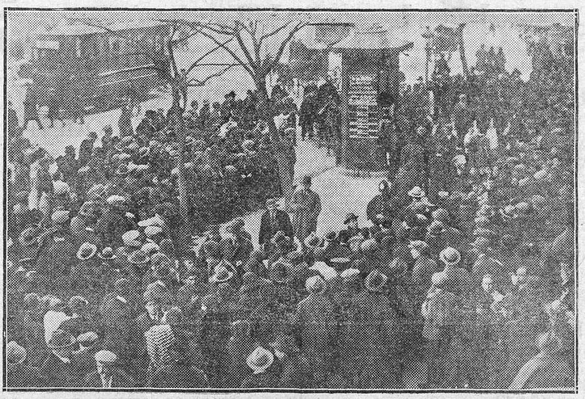 Audición del sorteo de Navidad de 1923 que emitió la Sociedad Radio Ibérica en la madrileña calle de Alcalá. Testimonio gráfico publicado por el diario El Sol. 