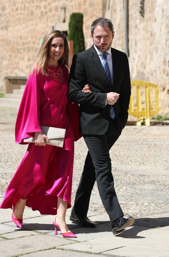 Manuel Martos Figueroa y Alejandra Martos - Los invitados a la boda de Isabelle Junot y Álvaro Falcó. Llevó un vestido- túnica fucsia co acabado satinado de Mango. La prenda poseía las mangas acampanadas y el bajo asimétrico y lo combinó con unos salones destalonados rosa y naranja y un clutch sobre.