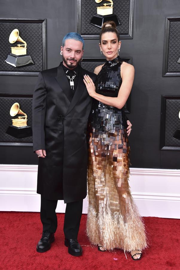 J Balvin y Valentina Ferrer - Alfombra roja de los Grammy 2022. El cantante apostó por un traje negro satinado mientras que su pareja optó por un vestido de estilo setentero con escote halter y un degradé de lentejuelas y plumas diseñado por Sita Bellán, gran amiga de Balvin.