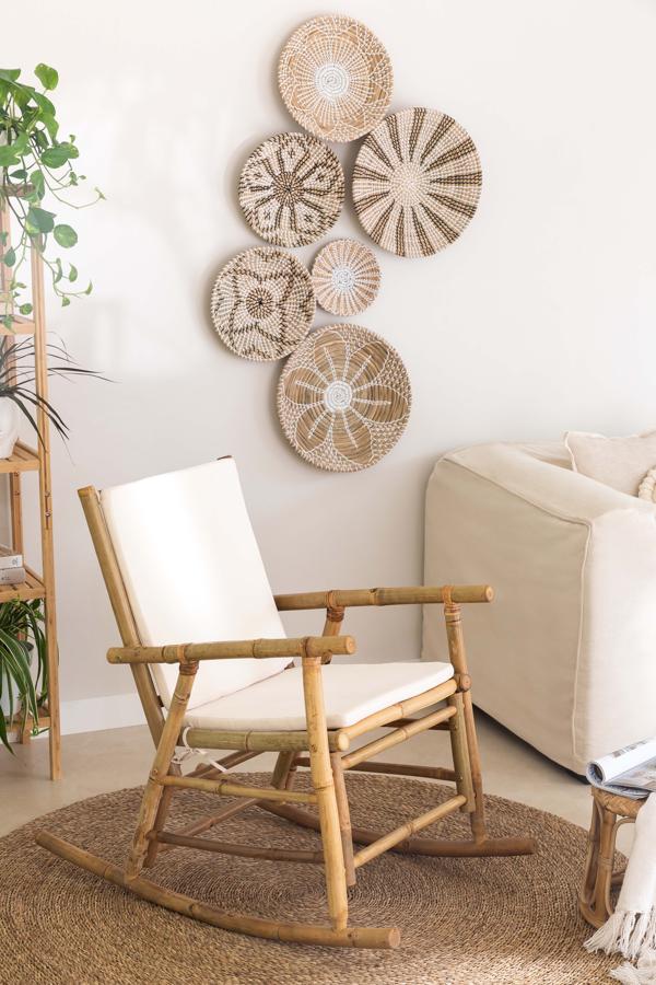 11. Mecedora. Junto a la chimenea o en el porche, la mecedora Livia de Sklum (104,95 €) es perfecta para relajarse y olvidarse del ritmo frenético de la vida en la ciudad. Realizada en bambú con mullidos cojines de fibra de poliéster, aportará un toque fresco y desenfadado a cualquier rincón.